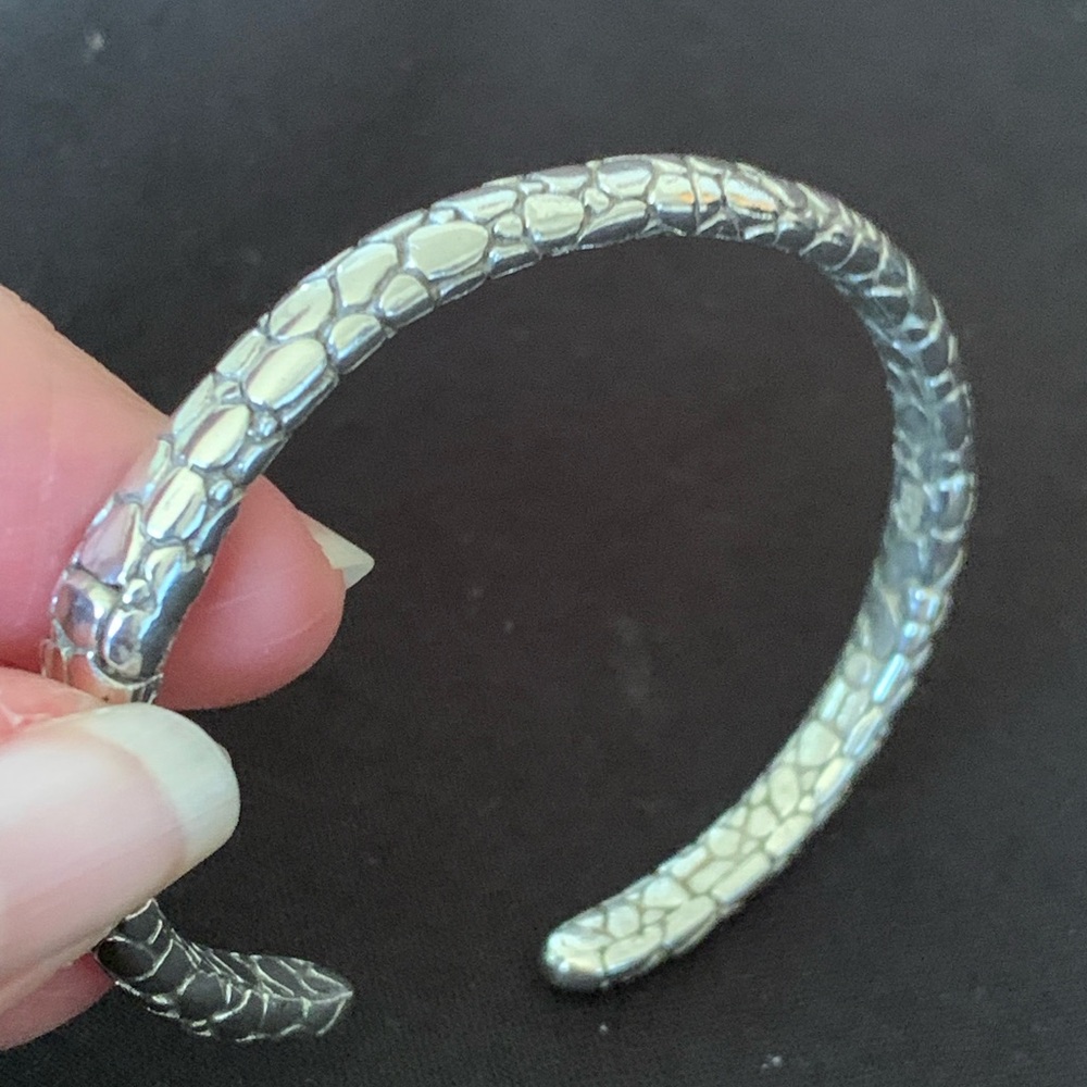Sarda Sterling Silver Silver Love One Another Cuff Bracelet - Picture 7 of 15